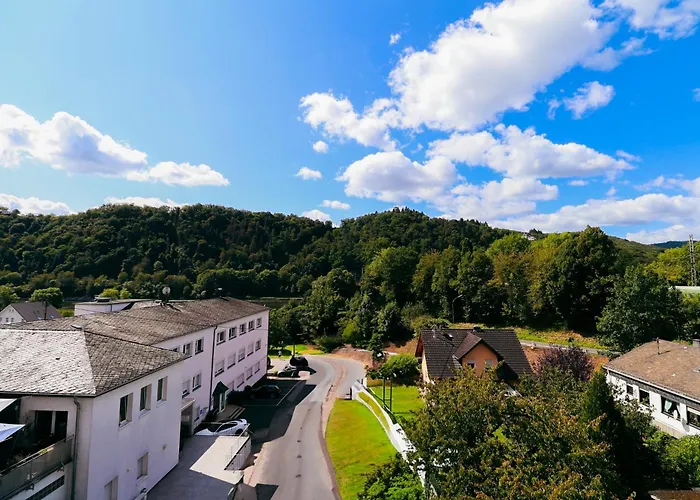 Moderne Fewo Sky Netflix Terrasse Burgblick Boxspringbett Waschtrockner