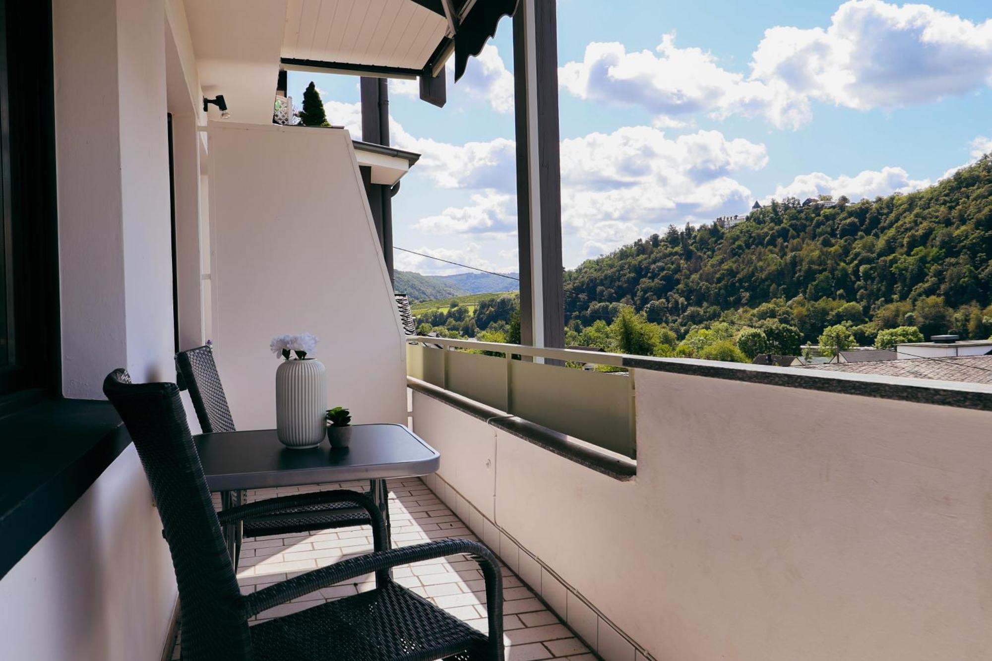 Moderne Sky Netflix Terrasse Burgblick Boxspringbett Waschtrockner Apartamento